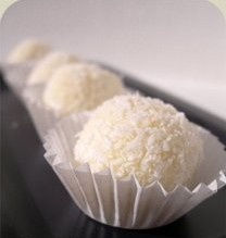 Truffes au chocolat blanc, coco et raisins de Corinthe Truffes au chocolat blanc, coco et raisins de Corinthe